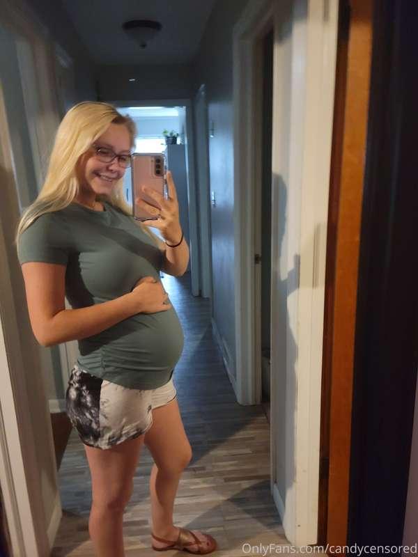 Swipe to see the belly😇 
Pregnant pussy is the best baby don..
