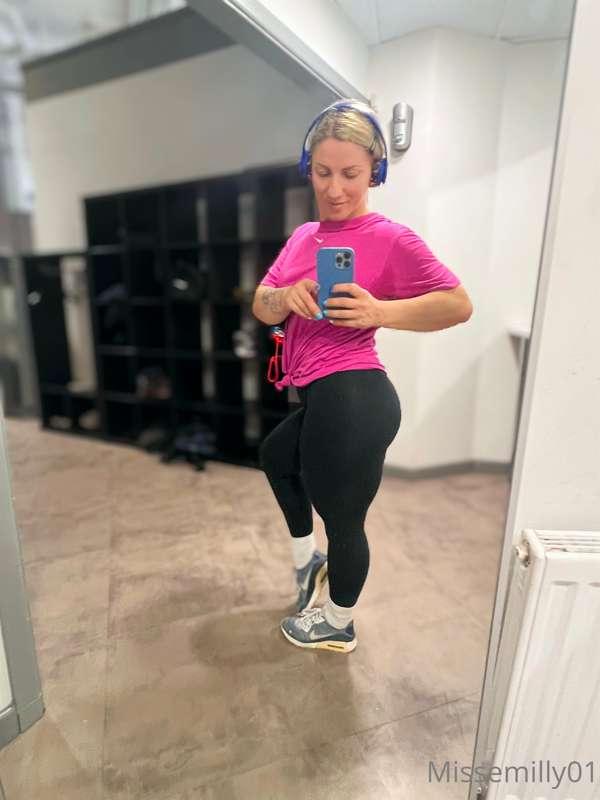 Working hard 💪💪💪 Dm if u interested about custom content 🥵 o..