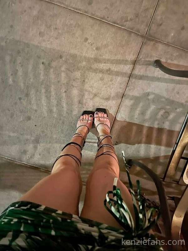 needing a pedicure and manicure spa day 💅