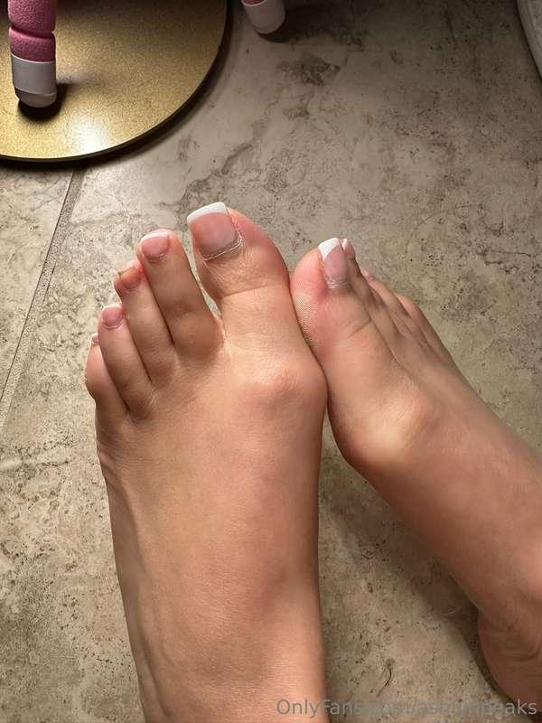 You like my pretty feet babe ?