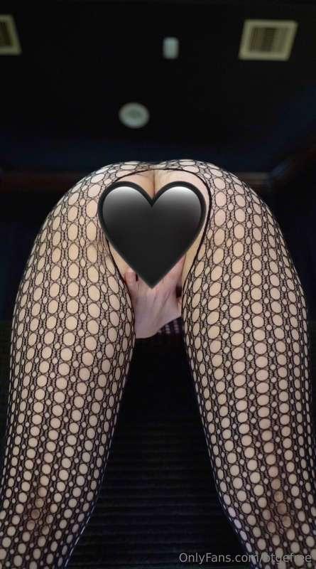 since everyone has been wanting a video in my fishnet outfit..