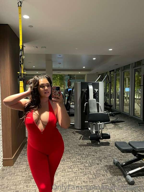Who wants to see something really sexy?😉 also what do you gu..