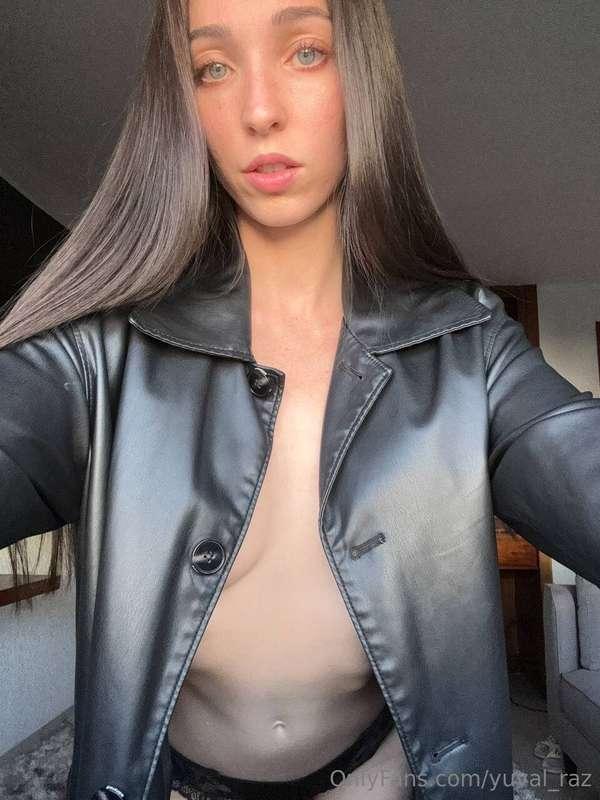כל מה שמתחשק לי עכשיו זו יד גברית שיודעת בדיוק איפה לגעת