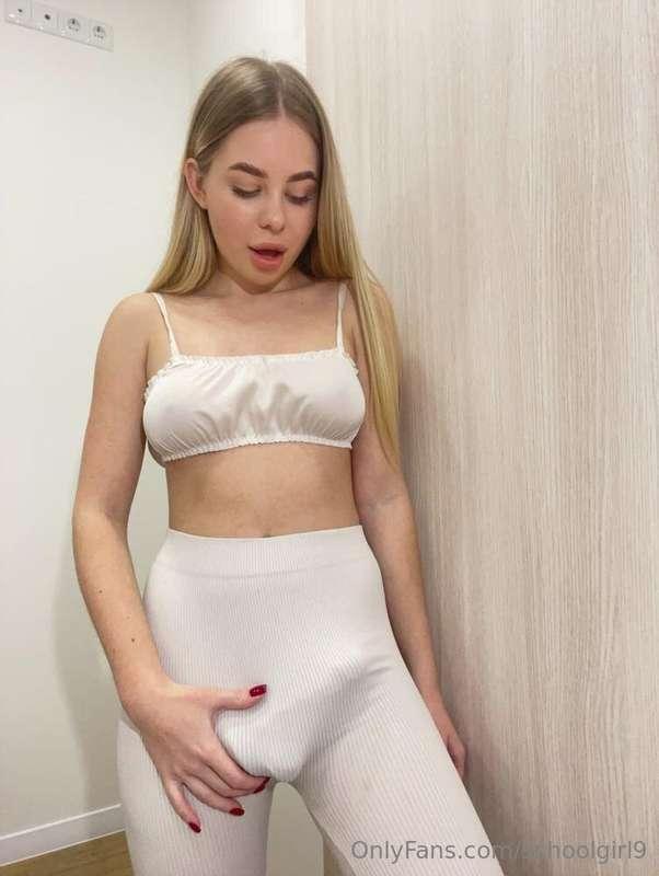 🍑Horny bitch with a wet pussy @bunny_secrets1 wants to give ..