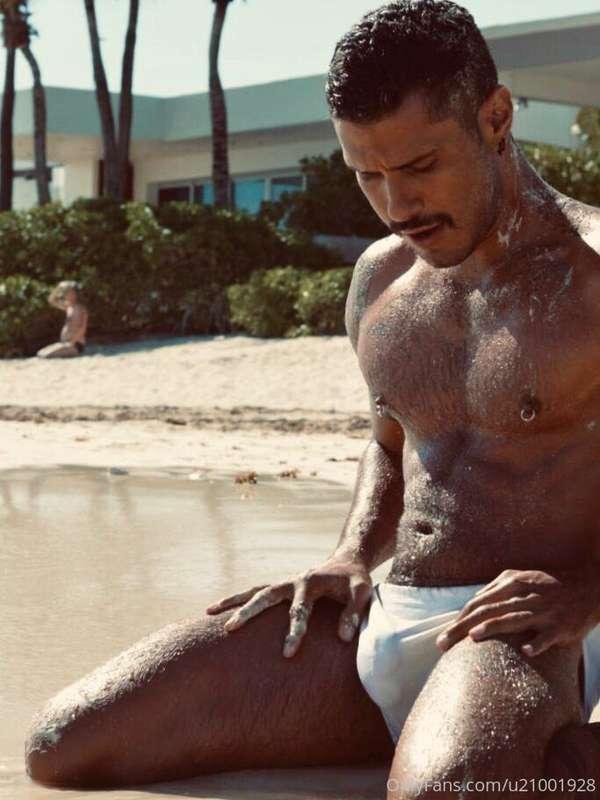 the beach makes me very hot! 🔥