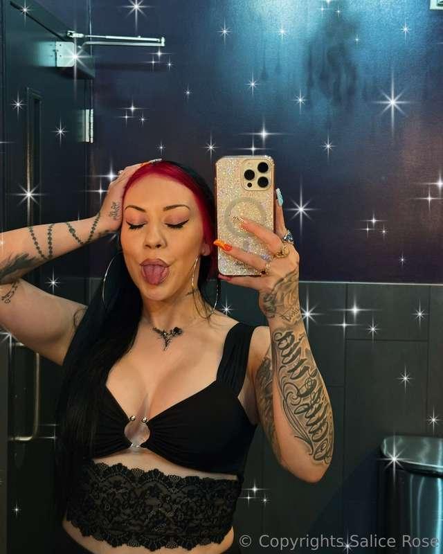 WHO NEEDS TO CUM??👅💦 DM ME ASAP TO GET SOME SEXY CONTENT FRO..