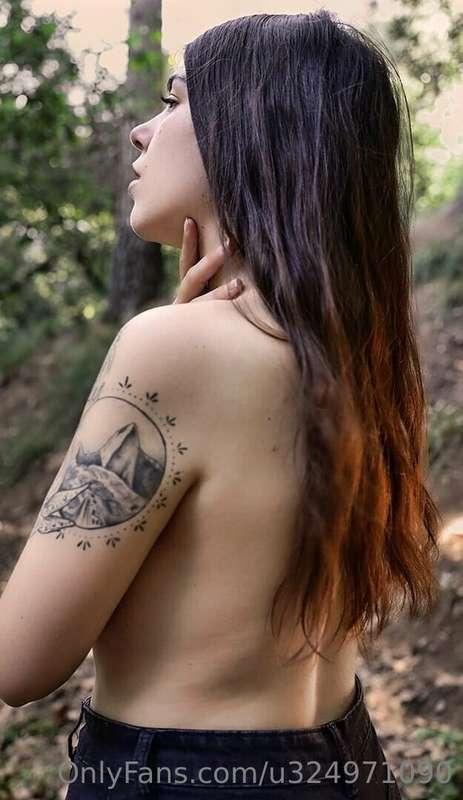 A little naked in nature 🔥