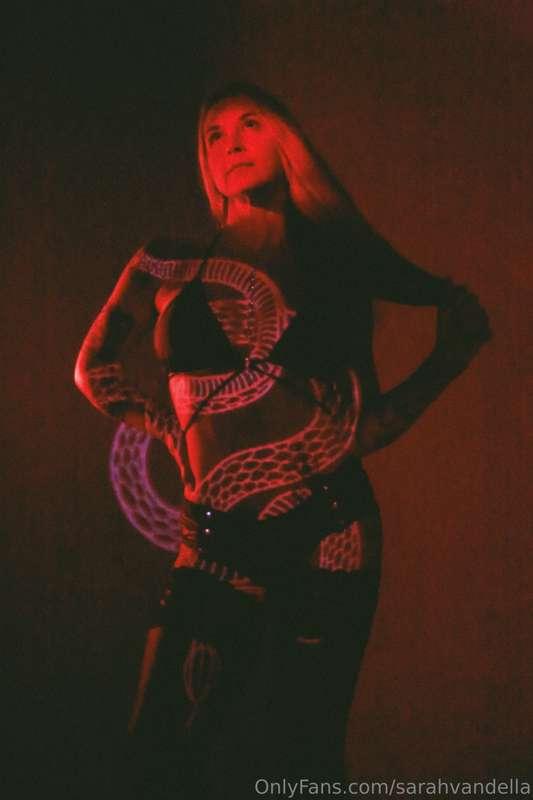Red light snake bite heehee ❤️‍🔥🐍 enjoy these sexy, sexy pho..
