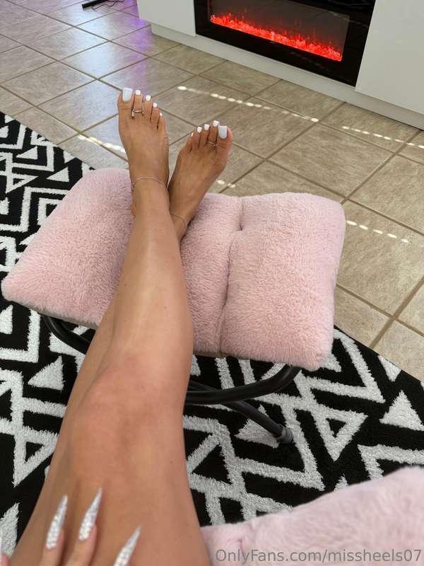 Do you like my white toes? 🤍