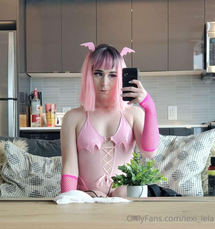 Who wants to see a succubus getting tamed 🤤