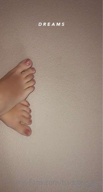 what color should i paint my toes next 🦶🏼🎨
