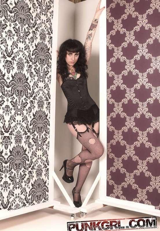 Baby Lexi 🥺🍒🥵 SWIPE FOR 2010s ALT PORN 🤤 My name was Lexi Se..