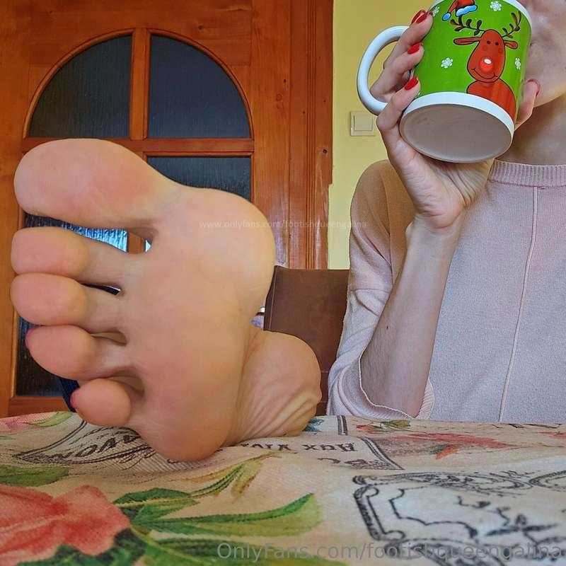One of your NYE resolutions should be jerking off to my feet..