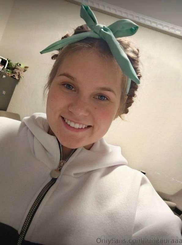 This pretty babe @lunaauraaa is crazy about how you can poss..