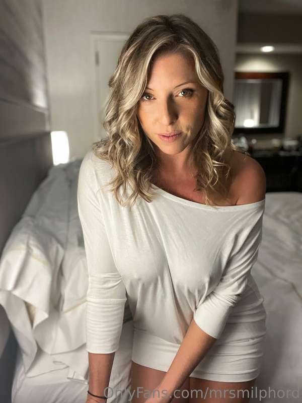 Sultry Saturday…could you resist this look, babe? I hope not..