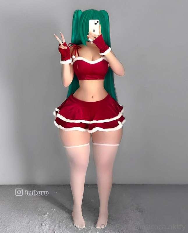 christmas miku 🎄❤️ do you want videos in this cosplay ? :3