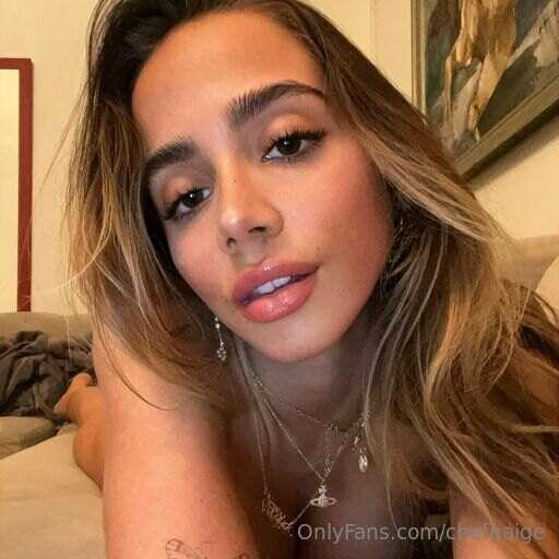 Let's chat! Hop on my DMs babe. 😍