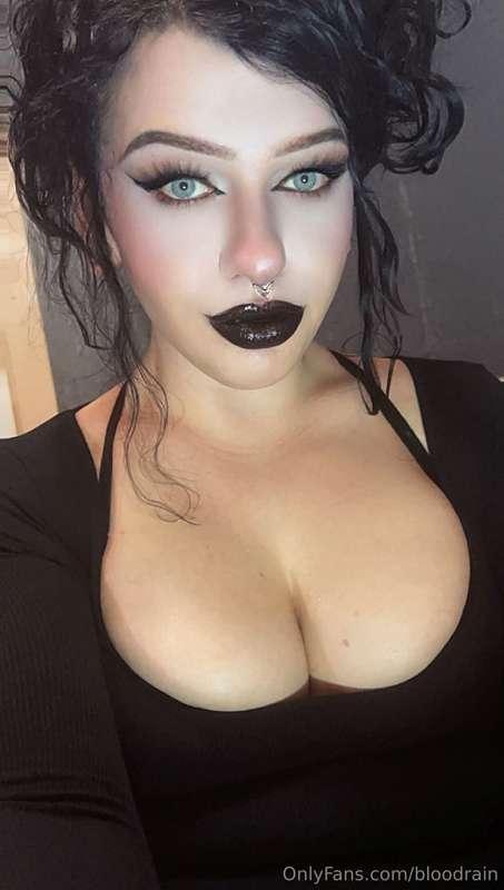 Thinking about making this my new profile pic 🥰My tits look ..