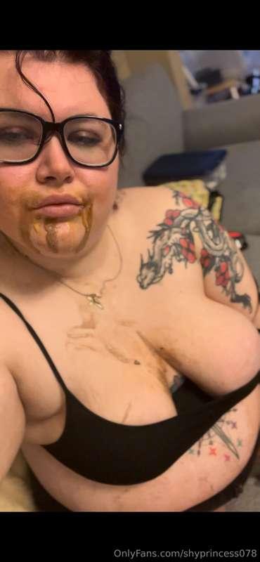 Been awhile but I’m back messier then ever!!! 🐷 🍦🍫#belly#fee..