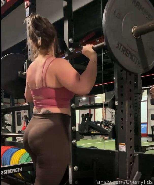 Get up and train with me, babe! 💪😊

#bbw #mommy #mature #shorts #ass #leggings #thicc #pawg  #fitdom #gym #milf