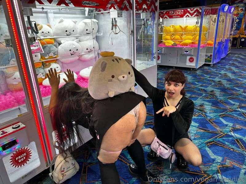 Round 1 my favorite arcade pls win me some plushies 🥺