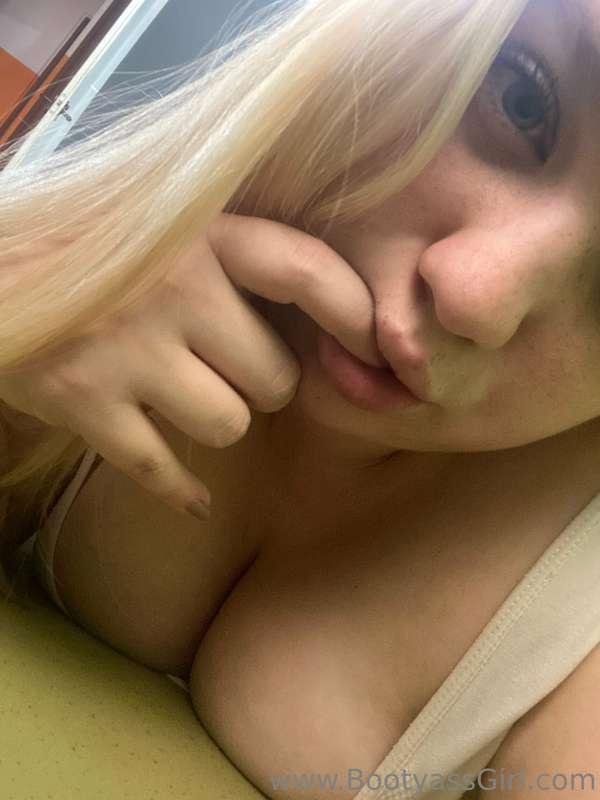 Your face in my ass?🍑😝 Yes please😈😈