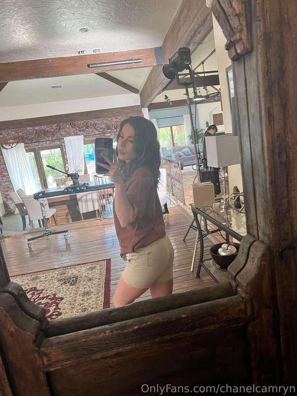 Just a little bit of ass to help your day😘