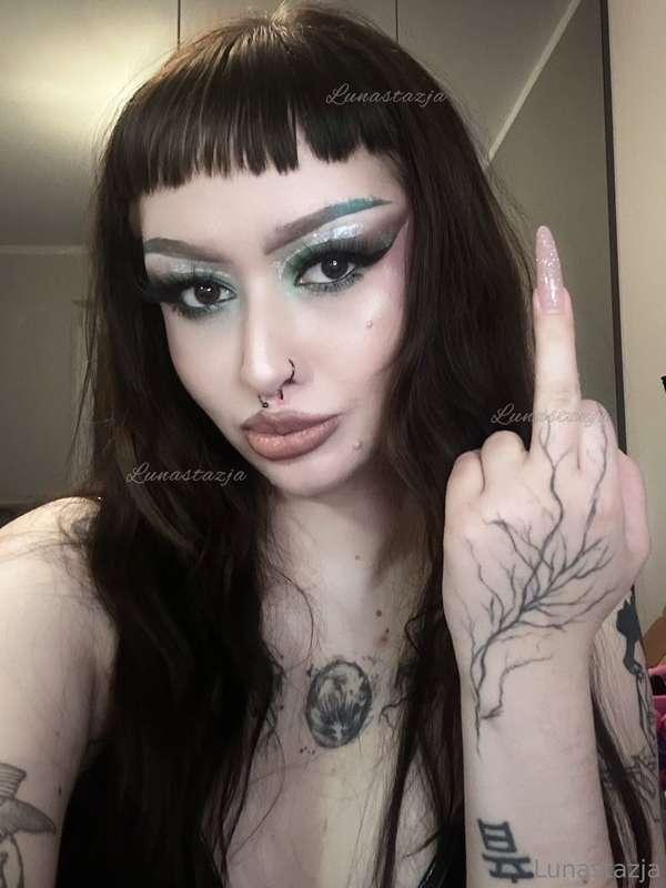 Are there some middle finger’s fetishist? 😏