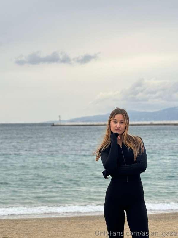 The wind and thoughts drifting away like waves. A moment of ..