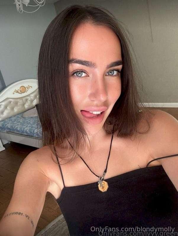 This babe @ivyy.green wants to be naughty for you 🔥 🔥Her jui..