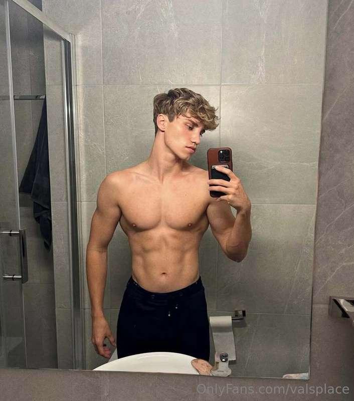 You don't mind a little mirror pic, right? 😏