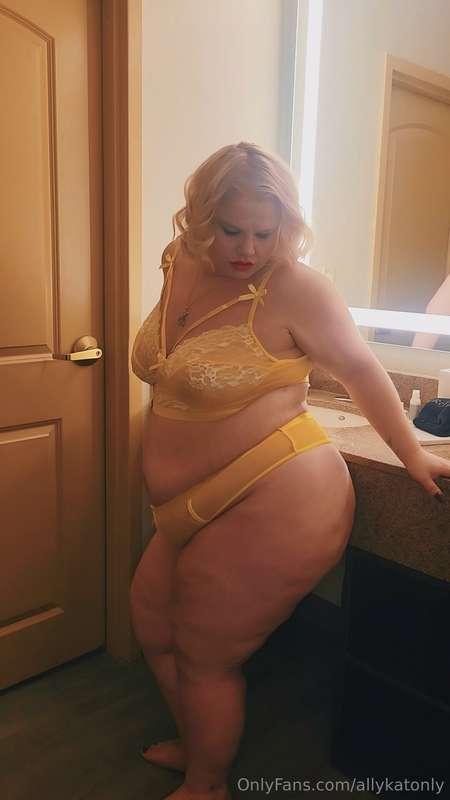 My curves, your delight 😍💕