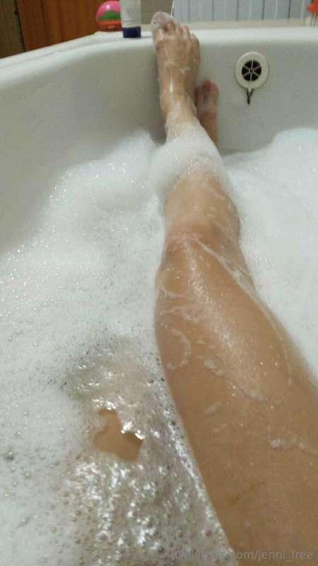 I'm touching my boobs and my pussy in my bath. How wants to ..
