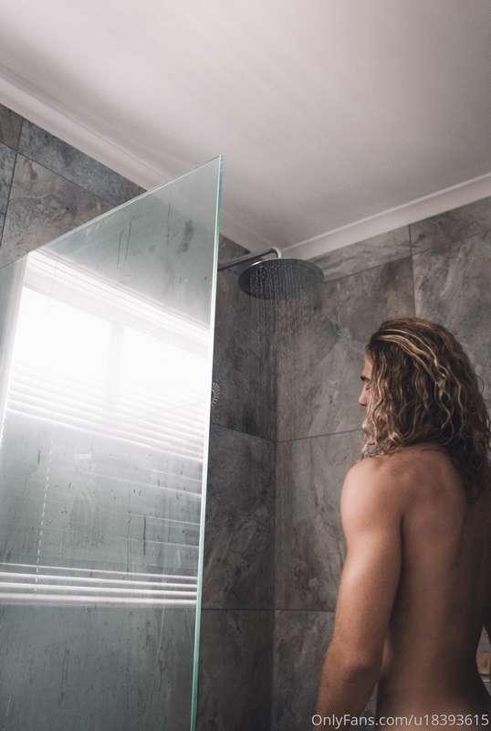 It’s time for a shower 💦 are you joining me? 😈