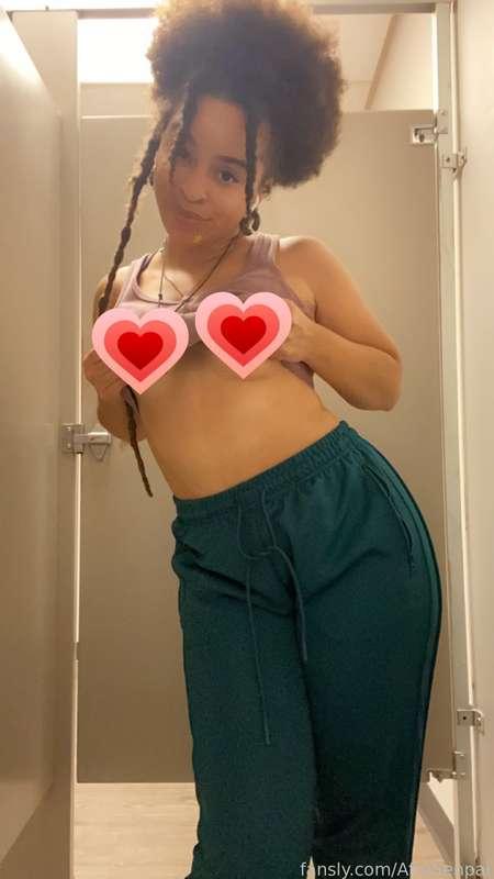 Happy hump day 😘

Do you think the chica in the stall next to me can tell what I’m doing 🤔 

#fyp #publicpic #petite #smallboobs #bubblebutt #ass #cutie #naturalhair #afro #mutliracial #bisexual #flash #smile