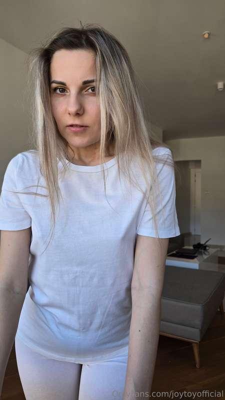 New photoshoot💗💗💗 White yoga pants and my ass complement eac..