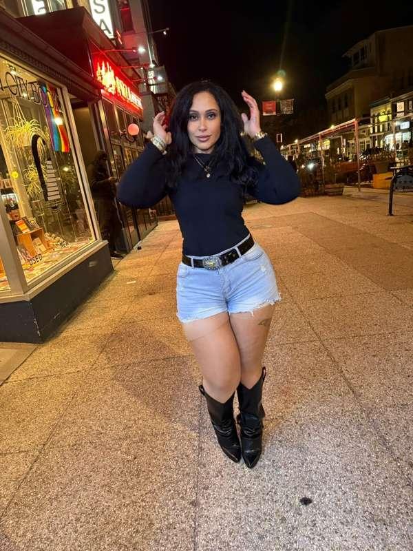 Skinny waist, pretty face