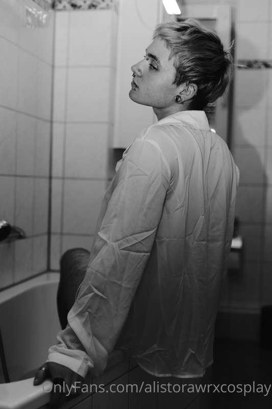 It‘s been a while, but here are some naughty bathtub picture..
