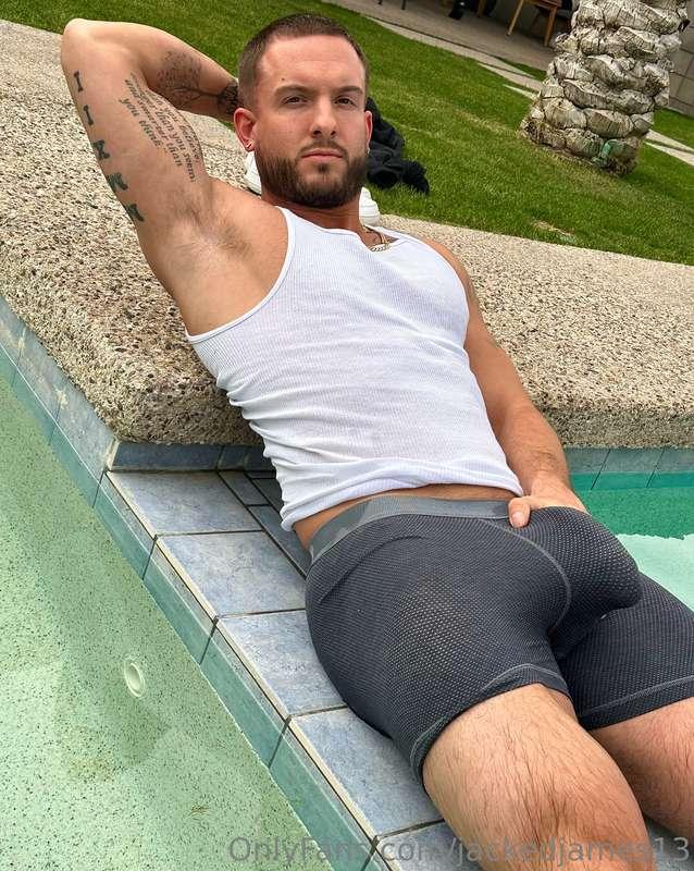 Lay by the pool with me?😏