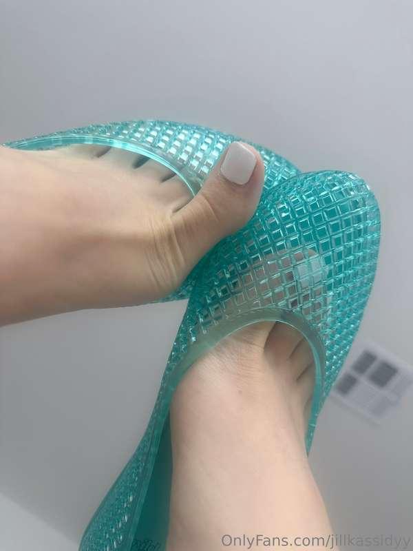 Do you like my jelly shoes? 🦶💕
