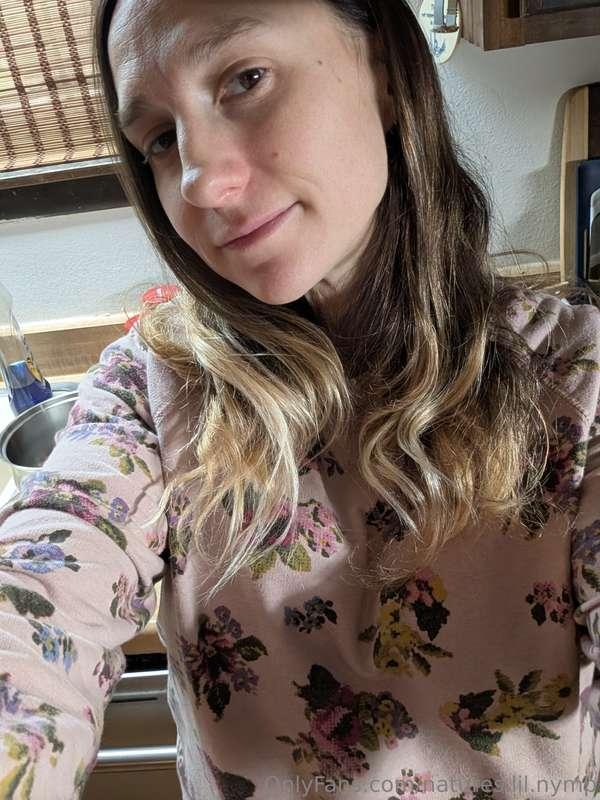 My hair is looking so healthy! It's loving life. I'm still s..
