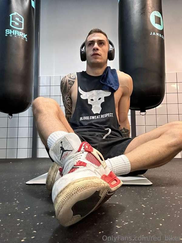 Would you like to box with me? I'll wait for you!! 🥊🥊