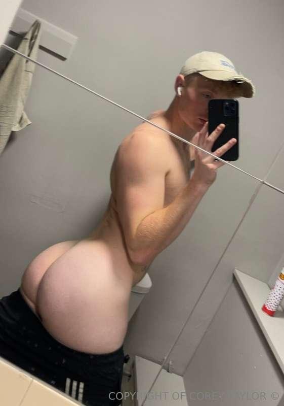 Who wanna taste my sweaty gym hole 😝👅