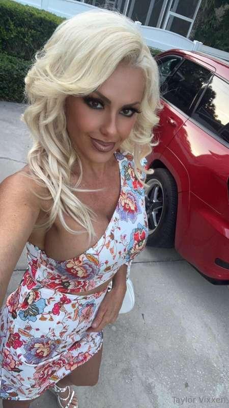 Who wants to be my dinner date? Where you taking me? 😘😘