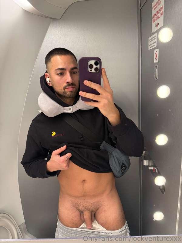 I’M TRAVELLING (soft willy celebration🎉)🧳✈️🌎Lad’s I finally ..