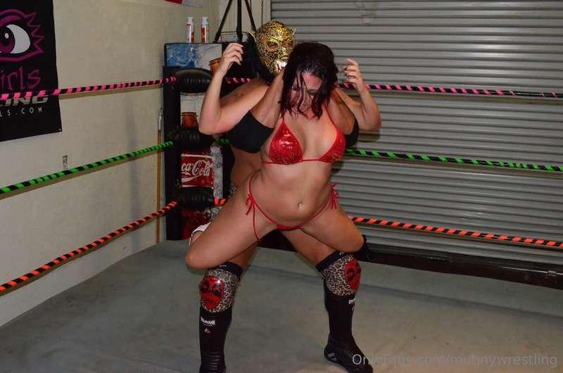 9 pictures : come on, its hot! Mixed Wrestling