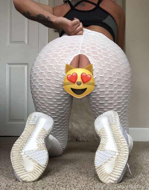 Morning!!! 😻 my gym pants split while I was working out ...o..