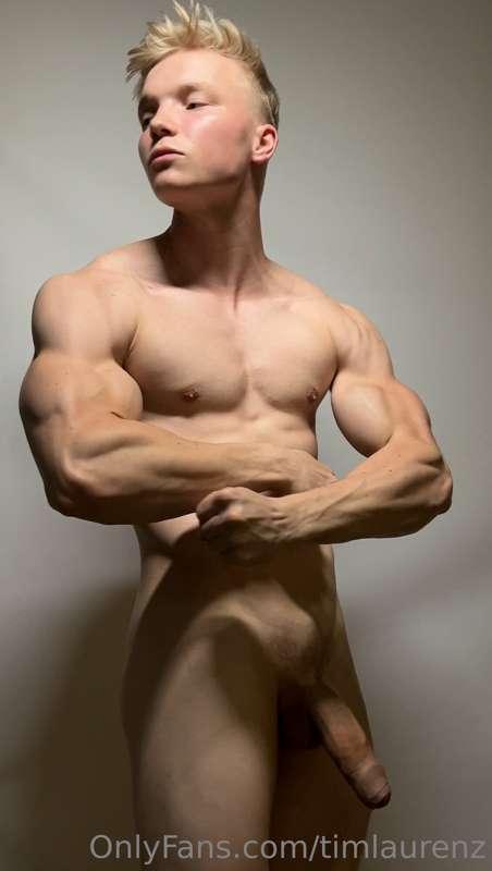 Wanna help me getting my DICK hard? 🤫
I will book a few hote..