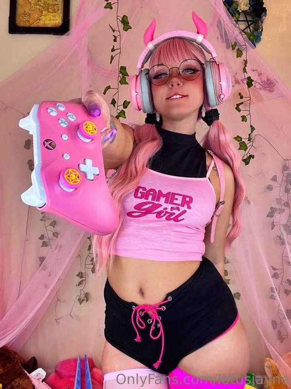 wanna play? if u beat me i'll give u a reward...