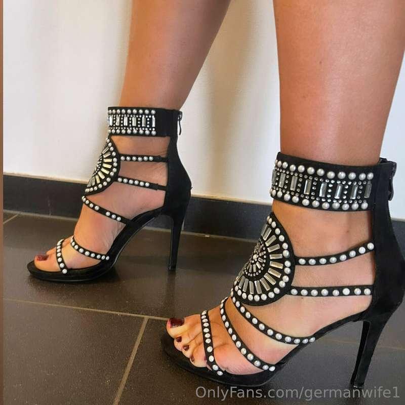 Good Morning ☀️ 🖤👠👣 Would you like to kiss my feet?